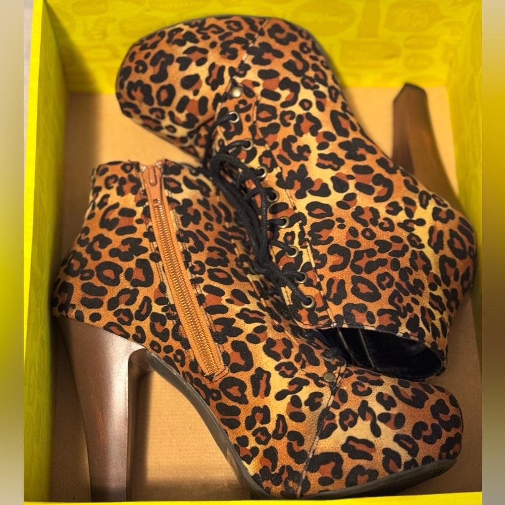 Size 8 Leopard Print Ankle Boots!